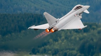 3. Eurofighter Typhoon (USD 117 juta). Eurofighter Typhoon adalah jet tempur gen 4.5 proyek multinasional Inggris, Jerman, Italia, Spanyol. Kecepatan maksimal Mach 2,35, jarak jelajah 1.800 mil laut. Cocok untuk duel udara, sensor dan avioniknya unggul. Sudah 592 unit dibangun, pengguna utama adalah 4 negara pembuatnya. Foto: Wikimedia Commons