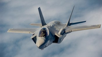 5. Lockheed Martin F-35 Lightning II (USD 109 juta). F-35 Lightning II buatan Lockheed Martin dari Amerika punya sistem senjata paling mahal. Ini jet tempur generasi 5, kecepatan Mach 1,6, jarak jelajah 1.500 mil laut. Sudah 1.100 unit dibikin, pengguna utama adalah AS. Foto: Wikimedia Commons