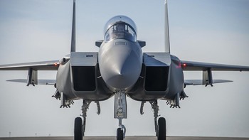 6. Boeing F-15EX Eagle II (USD 97 juta). Boeing F-15EX Eagle II dari Amerika adalah varian F-15 yang paling canggih untuk multiperan. Kecepatan Mach 2,5, jarak jelajah 2.100 mil laut. Keunggulannya sanggup bawa 16 rudal sekali terbang. Meski begitu, baru 8 unit yang terjual, semua pesanan AS untuk peremajaan F-15. Foto: Wikimedia Commons