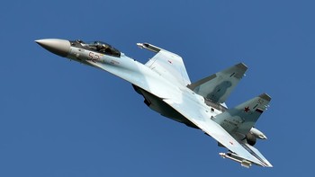 7. Sukhoi Su-35 (USD 85 juta). Perusahaan Sukhoi dari Rusia punya Su-35 yang sudah dibangun 151 unit. Pengguna utama adalah Rusia dan China. Kecepatan Mach 2,25, jarak jelajah 1.900 mil laut. Jet tempur generasi 4,5 ini adalah rival F-15EX, Typhoon dan Rafale. Kalah siluman dari F-22 dan F-35, tapi Su-35 unggul kemampuan manuver. Foto: Wikimedia Commons
