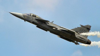 8. Saab JAS 39E/F Gripen (USD 85 juta). Dari Swedia ada Saab yang bikin jet tempur JAS 39E/F Gripen seharga Sukhoi Su-35. Sudah dibikin 300 unit, pengguna utama Swedia, Brasil, Afsel dan Hungaria. Kecepatan Mach 2, jarak jelajah 2.500 mil laut. Unggul sebagai smart fighter karena integrasi data-link dan dibantu AI. Foto: Wikimedia Commons