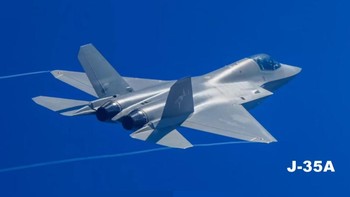 10. Shenyang FC-31/J-35 (USD 70 juta). Kembali ke China ada Shenyang yang membuat FC-31 (J-31), jet tempur generasi 5 untuk jadi rival F-35 Lightning II. Kecepatan Mach 1,8 dan jarak jelajah 1.800 mil laut. Pesawat ini masih dalam proses pengembangan. Foto: Wikimedia Commons