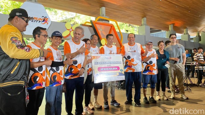 Founder and Chairman CT Corp Chairul Tanjung dan Ketua Dewan Komisioner LPS Anggito Abimanyu serahkan beasiswa untuk mahasiswa UGM, Minggu (24/5/2026).