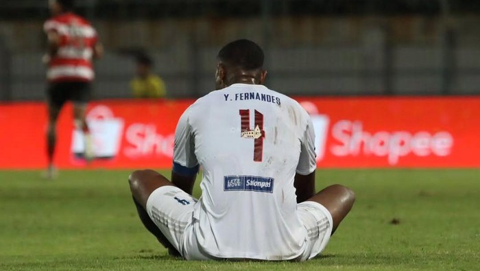 Kapten PSM Makassar Yuran Fernandes duduk lesu usai timnya kalah dari Madura United di laga terakhir Super League 2025/2026.