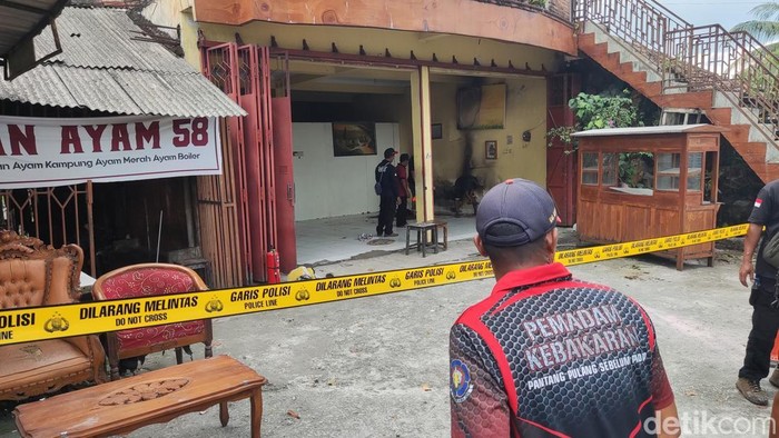 Garis polisi melintang di rumah warga Seyegan yang mengalami kebakaran berulang selama dua hari terakhir, Minggu (24/5/2026).