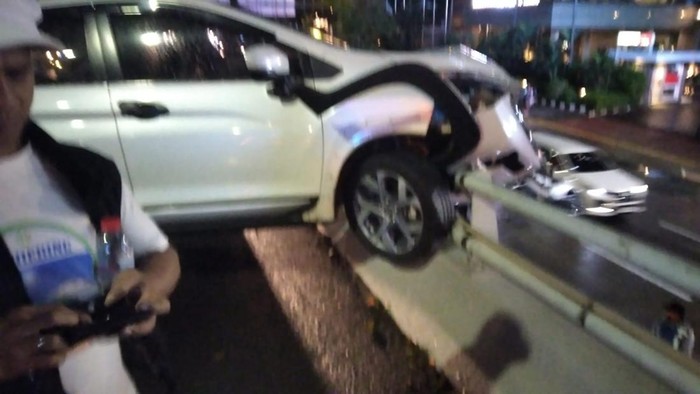 Kecelakaan mobil di Tol Dalkot, Minggu (24/5/2026)
