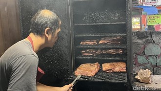 Smoky Nagih! Kuliner Daging Diasap 10 Jam di Kalimalang Ini Lagi Viral