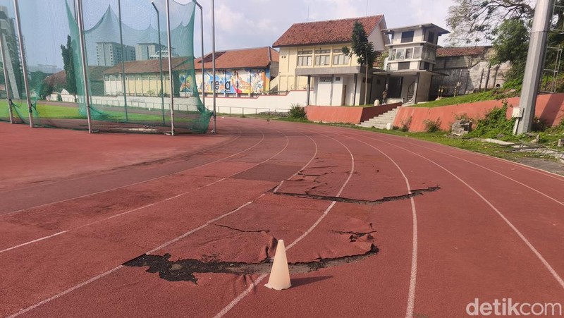 Kondisi jogging track GOR Tri Lomba Juang Semarang, Minggu (24/5/2026).