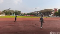 Masyarakat berharap lekas ada perbaikan karena ingin berolahraga dengan nyaman. Ini kan bahaya juga, bisa bikin terjatuh. Kalau bisa ya segera diperbaiki, saya cuma ingin larinya enak, nyaman, itu aja sih, harap Daniel, salah satu pengguna TLJ.