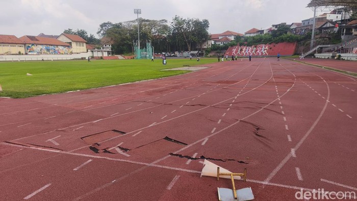 Kondisi jogging track GOR Tri Lomba Juang Semarang, Minggu (24/5/2026).