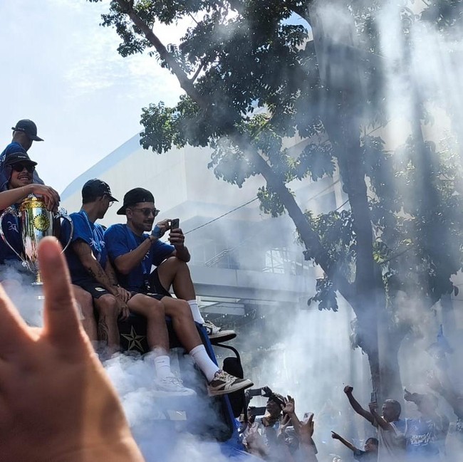 Penampakan Arak-arakan Persib di Tengah Lautan Bobotoh