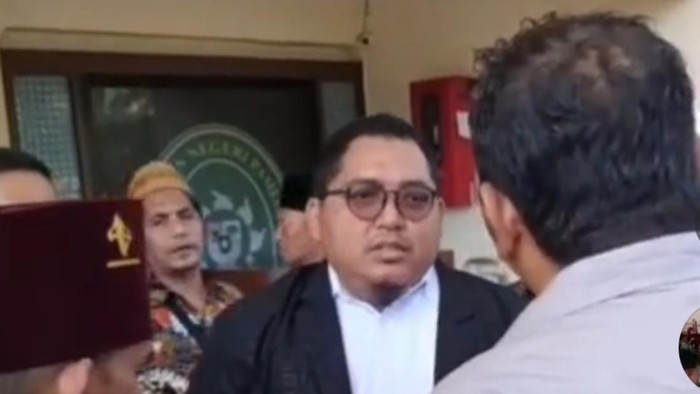 Kuasa hukum PT Anisa Berkah Wisata saat bersitegang di PN dengan keluarga pelapor dan korban.