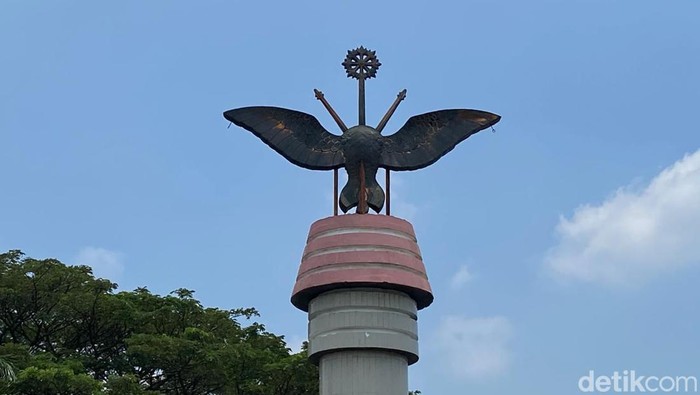 Lambang Gagak Winangsih di jalur Pantura Indramayu, tepatnya di Desa Sumuradem Timur, Kecamatan Sukra, Kabupaten Indramayu.