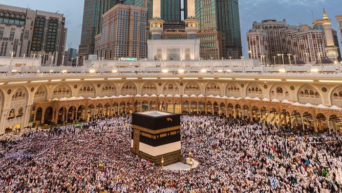 Lautan jemaah dari berbagai negara mulai memadati kawasan Masjidil Haram menjelang dimulainya rangkaian ibadah haji 2026 di kota suci Mecca. Ribuan peziarah tampak khusyuk melaksanakan ibadah umrah dan tawaf mengelilingi Ka’bah sebagai bagian dari persiapan spiritual menyambut musim haji. Saudi Press Agency/Handout via REUTERS