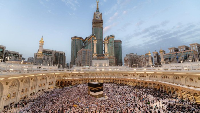 Lautan jemaah dari berbagai negara mulai memadati kawasan Masjidil Haram menjelang dimulainya rangkaian ibadah haji 2026 di kota suci Mecca. Ribuan peziarah tampak khusyuk melaksanakan ibadah umrah dan tawaf mengelilingi Kabah sebagai bagian dari persiapan spiritual menyambut musim haji. Saudi Press Agency/Handout via REUTERS