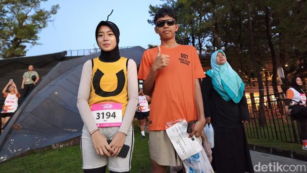 Malika dan Atha dengan kostum uniknya saat mengikuti Jogja Run D-City di GIK UGM, Minggu (24/5/2026). Malika dan Atha dengan kostum uniknya saat mengikuti Jogja Run D-City di GIK UGM, Minggu (24/5/2026).