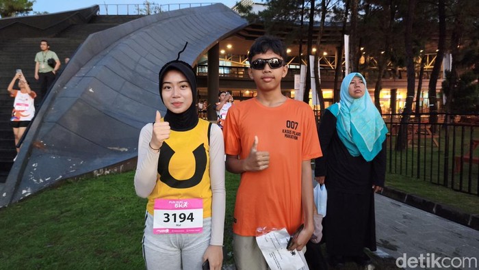 Malika dan Atha dengan kostum uniknya saat mengikuti Jogja Run D-City di GIK UGM, Minggu (24/5/2026).