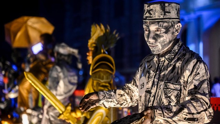 Peserta manusia patung berpose saat Festival Humanoid Kota Tua Jakarta 2026 di Kota Tua, Jakarta, Sabtu (23/5/2026). Festival yang diikuti oleh 30 peserta manusia patung tersebut dalam rangka menyambut HUT Ke-499 Kota Jakarta. ANTARA FOTO/Rivan Awal Lingga