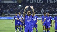 Dalam unggahan terbarunya di media sosial, Marc Klok memberi jawaban atas julukan Money Klok. Ia mengunggah foto bersama trofi dan medali juara Super League 2025/2026. Dalam keterangan fotonya, ia menuliskan keterangan M̶o̶n̶e̶y̶ k̶l̶o̶k̶, Trophy klok. 🕺🏽. (Foto: Persib Bandung)