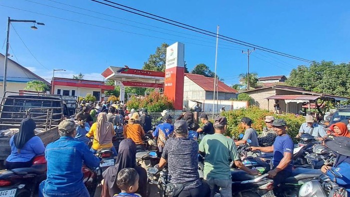 Masyarakat antre BBM di SPBU Seponti.