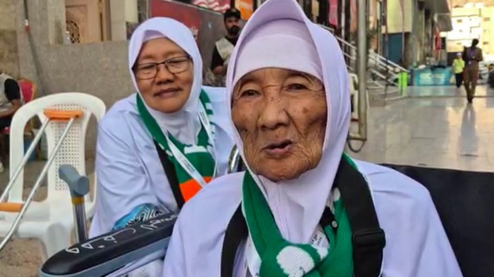 Mbah Marsiyah didampingi putrinya Maidah, tiba di Makkah pada Jumat (22/5/2026) pagi. (Media Center Haji).