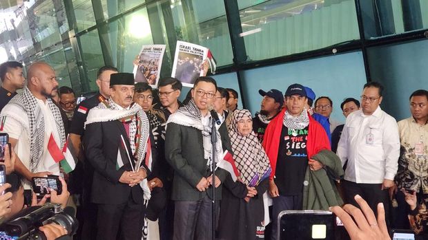 Menlu Sugiono saat menyambut 9 WNI yang sempat ditahan Israel (Adrial/detikcom)