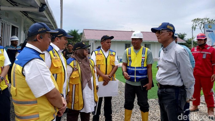 Menteri PU Dody Hanggodo mendengarkan penjelasan terkait perkembangan Huntara 3 di Aceh Tamiang.