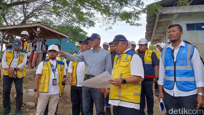 Menteri PU Dody Hanggodo saat meninjau SPAM di Karang Baru, Aceh Tamiang