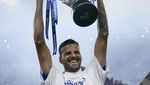Ekspresi Pemain Persib Saat Angkat Trofi Super League 2025/2026