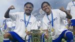 Ekspresi Pemain Persib Saat Angkat Trofi Super League 2025/2026
