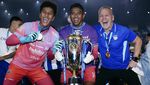 Ekspresi Pemain Persib Saat Angkat Trofi Super League 2025/2026