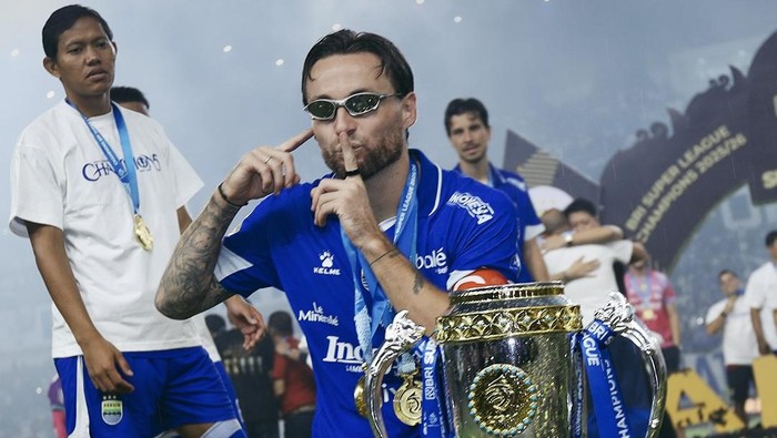 Momen pemain Persib mengangkat trofi juara Super League 2025/2026.