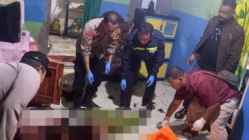 Polisi mengevakuasi jasad pasutri lansia yang diduga menjadi korban pembunuhan di Kelurahan Seketeng, Sumbawa, Minggu (24/5/2026). (Dok. Polres Sumbawa)