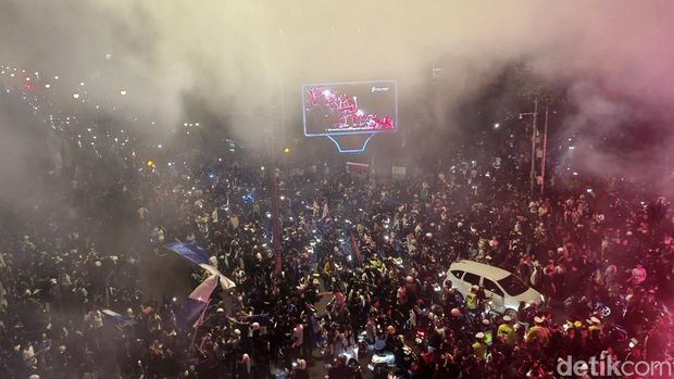 Pawai bobotoh rayakan Persib juara di kawasan Cikapayang, Kota Bandung.