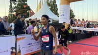 Pelari finis pertama di kategori 10K Jogja Run D-City 2026 di GIK UGM, Jogja, Minggu (24/5/2026) pagi.