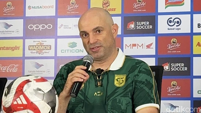 Pelatih Persebaya, Bernardo Tavares saat konferensi pers usai pertandingan kontra Persik.