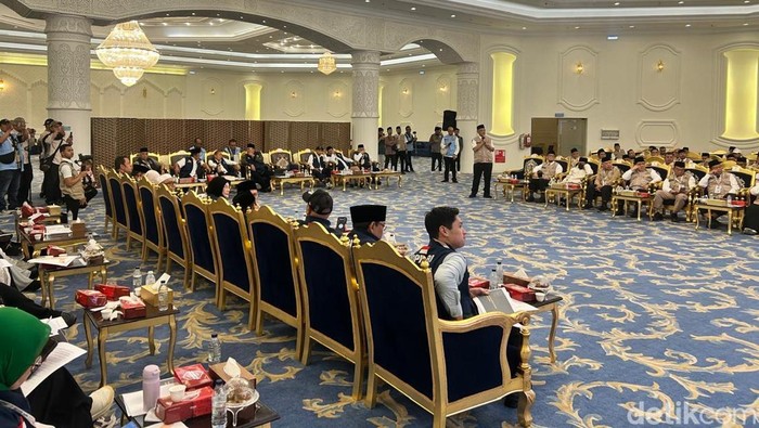 Tim Pengawas Haji Dewan Perwakilan Rakyat (DPR) bersama pemerintah melalui Kementerian Haji dan Umrah menggelar rapat koordinasi di Makkah, Arab Saudi, Minggu (24/5/2026), untuk membahas kesiapan pelaksanaan puncak ibadah haji di Arafah, Muzdalifah, dan Mina (Armuzna). Pertemuan tersebut juga menjadi bagian dari evaluasi penyelenggaraan haji tahun 2026.