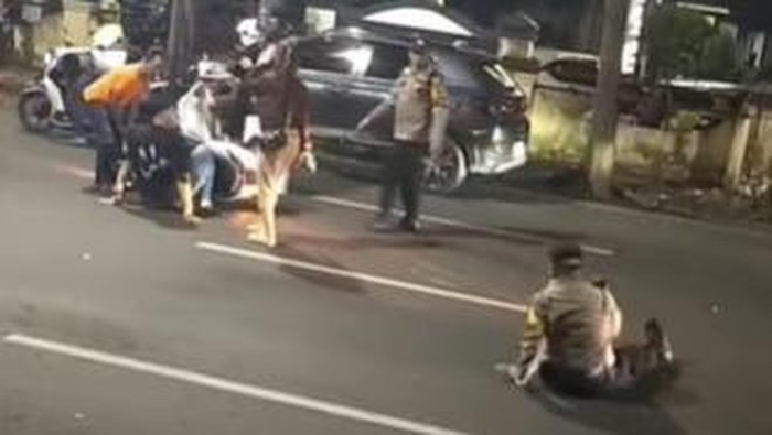 Pemotor menabrak polisi depan Mapolsek Ujung Pandang, Kota Makassar, usai menghindari razia.