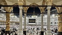 Tampilan baru langit-langit Masjidil Haram ini termasuk dalam proyek perluasan yang selesai pada 2025. Pengembangan struktur atap ini diperlukan seiring meningkatnya jumlah jamaah haji dan pengunjung setiap tahunnya. Foto: Anadolu via Getty Images/Anadolu