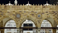 Dari sisi elemen dekoratif terbaru, mengingat ini di dalam Masjid, desainnya tentu tidak jauh-jauh dari dekorasi Islami. Hal ini terlihat dari pola ukiran yang rumit dan warna yang harmonis. Foto: Anadolu via Getty Images/Anadolu