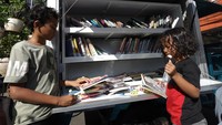 Beragam buku bacaan anak, pengetahuan umum, hingga materi edukasi tersedia untuk dibaca pengunjung secara gratis. Anak-anak terlihat antusias memilih buku dan menikmati waktu membaca bersama teman maupun keluarga di area kegiatan, Minggu (24/5/2026). ANTARA FOTO/Prasetia Fauzani