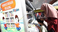 Tak hanya itu, perpustakaan keliling juga mendukung implementasi PP Tunas sebagai bagian dari perlindungan anak di ruang digital. Melalui pendekatan yang santai dan menyenangkan, anak-anak diajak memahami pentingnya penggunaan media digital secara aman dan bijak. ANTARA FOTO/Prasetia Fauzani