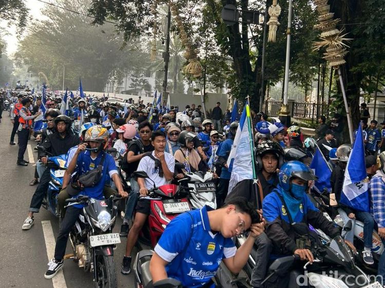 Gedung Sate Membiru Jelang Konvoi Juara Persib Bandung