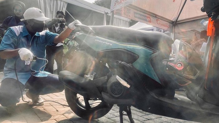 Petugas mengukur kualitas emisi gas buang kendaraan roda empat di SPBU Daan Mogot, Jakarta, Minggu (24/5/2026). Pertamina menggelar program uji emisi gratis tahap dua di tujuh titik SPBU untuk kendaraan roda dua dan roda empat dalam rangka kampanye bijak memakai energi guna membantu menjaga kualitas udara. ANTARA FOTO/Asprilla Dwi Adha