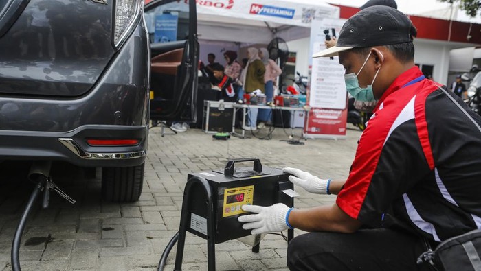 Petugas mengukur kualitas emisi gas buang kendaraan roda empat di SPBU Daan Mogot, Jakarta, Minggu (24/5/2026). Pertamina menggelar program uji emisi gratis tahap dua di tujuh titik SPBU untuk kendaraan roda dua dan roda empat dalam rangka kampanye bijak memakai energi guna membantu menjaga kualitas udara. ANTARA FOTO/Asprilla Dwi Adha