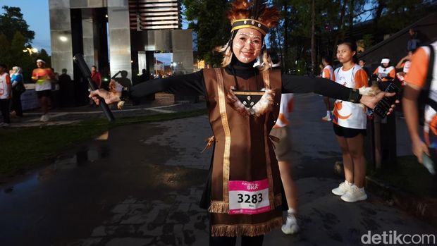 Peserta asal Bandung, Fitri (55), saat mengenakan kostum Papua untuk mengikuti Jogja Run D-City, Minggu (24/5/2026). Peserta asal Bandung, Fitri (55), saat mengenakan kostum Papua untuk mengikuti Jogja Run D-City, Minggu (24/5/2026).