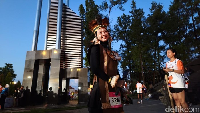 Peserta asal Bandung, Fitri (55), saat mengenakan kostum Papua untuk mengikuti Jogja Run D-City, Minggu (24/5/2026).