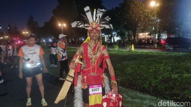 Peserta berkostum unik, Bagus Setiawan (31) saat berpose sebelum start, Minggu (24/5/2026). Peserta berkostum unik, Bagus Setiawan (31) saat berpose sebelum start, Minggu (24/5/2026).