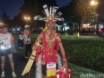 Antusias Pelari Berkostum Dayak Ikut Jogja Run D-City, Dari Pasuruan Naik Motor