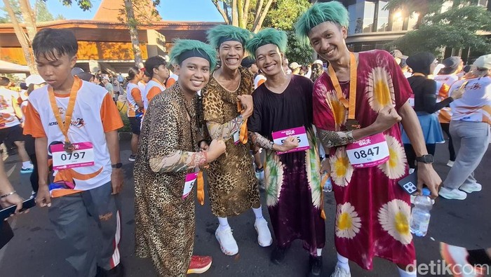 Peserta Jogja Run D-City asal Solo mengenakan daster bermotif saat ditemui di Gelanggang Inovasi dan Kreatif (GIK) UGM, Sleman, Minggu (24/5/2026).